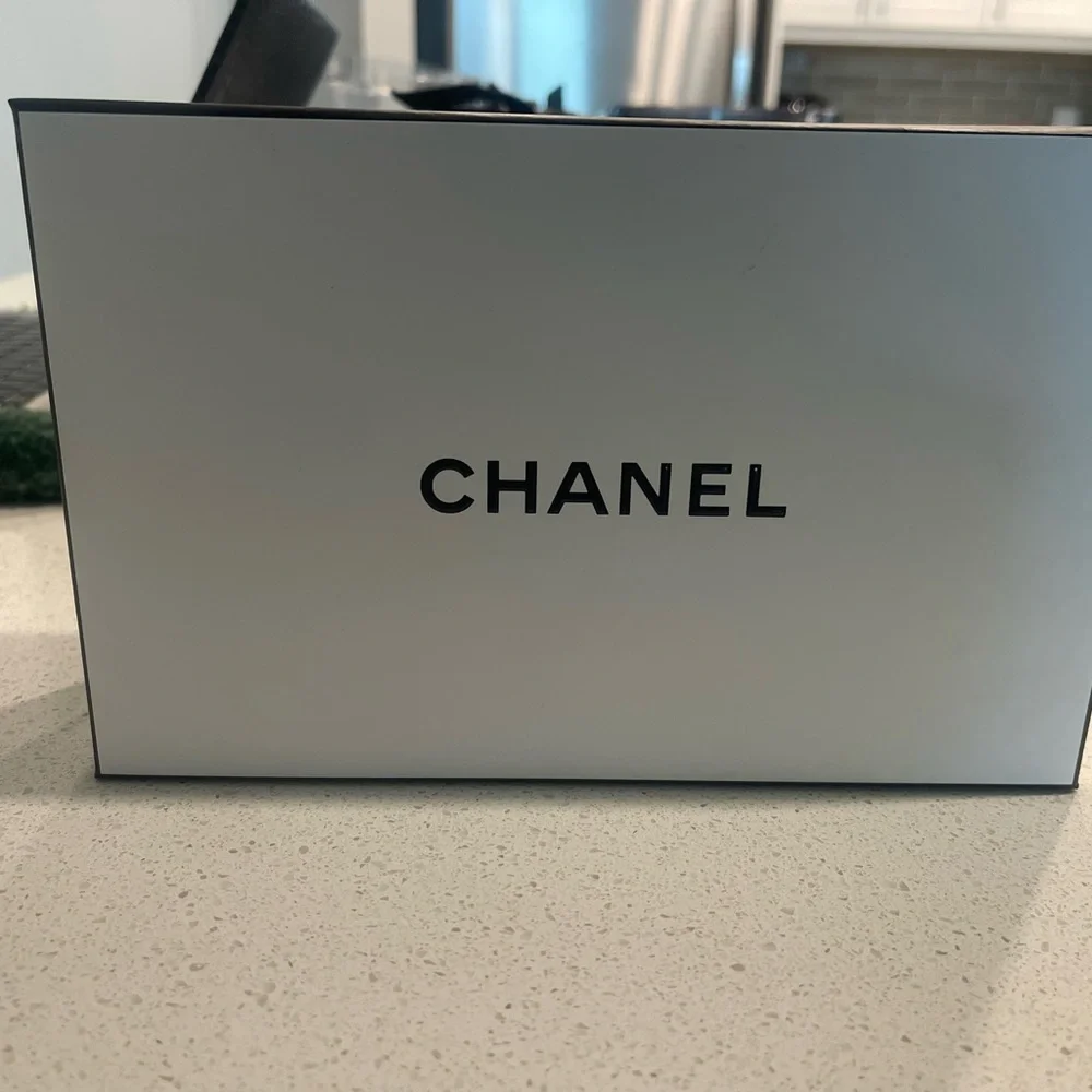 CHANEL White and Black Box